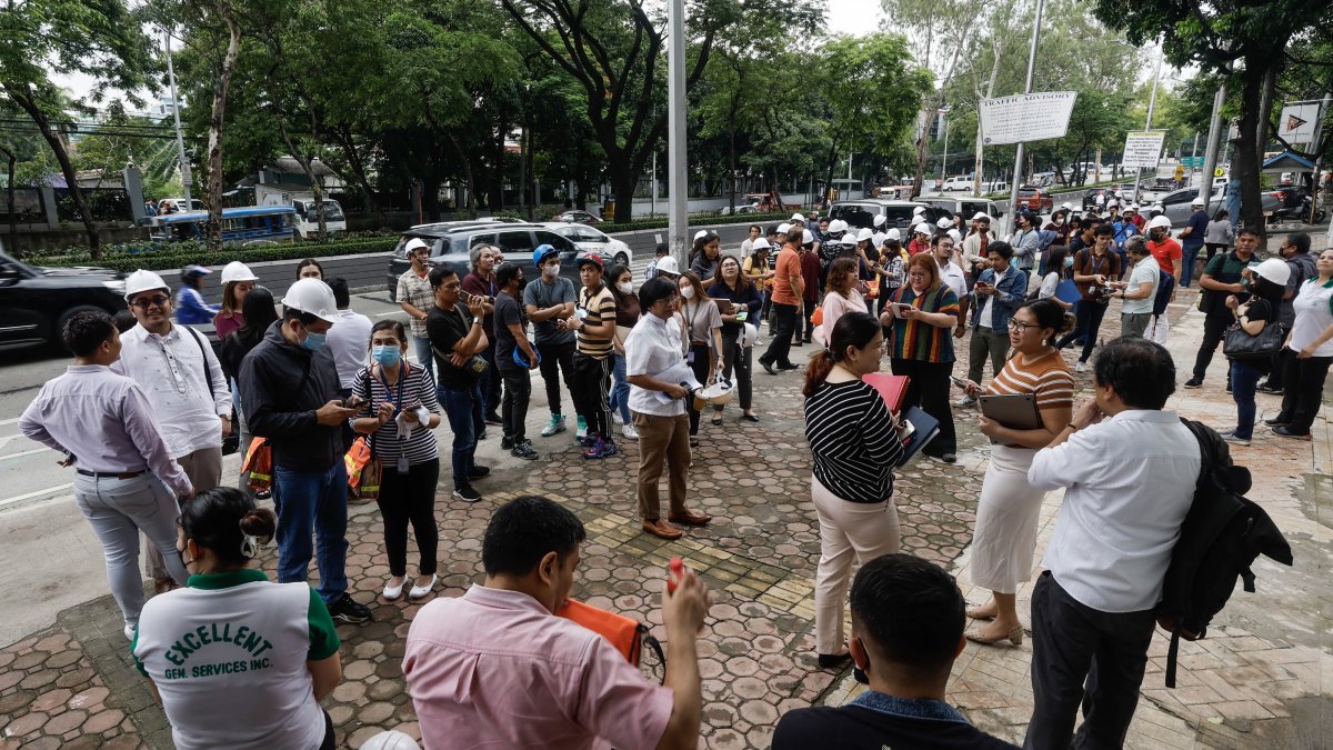 La gente fue evacuada de los edificios en Filipinas, por un terremoto de magnitud 6,2