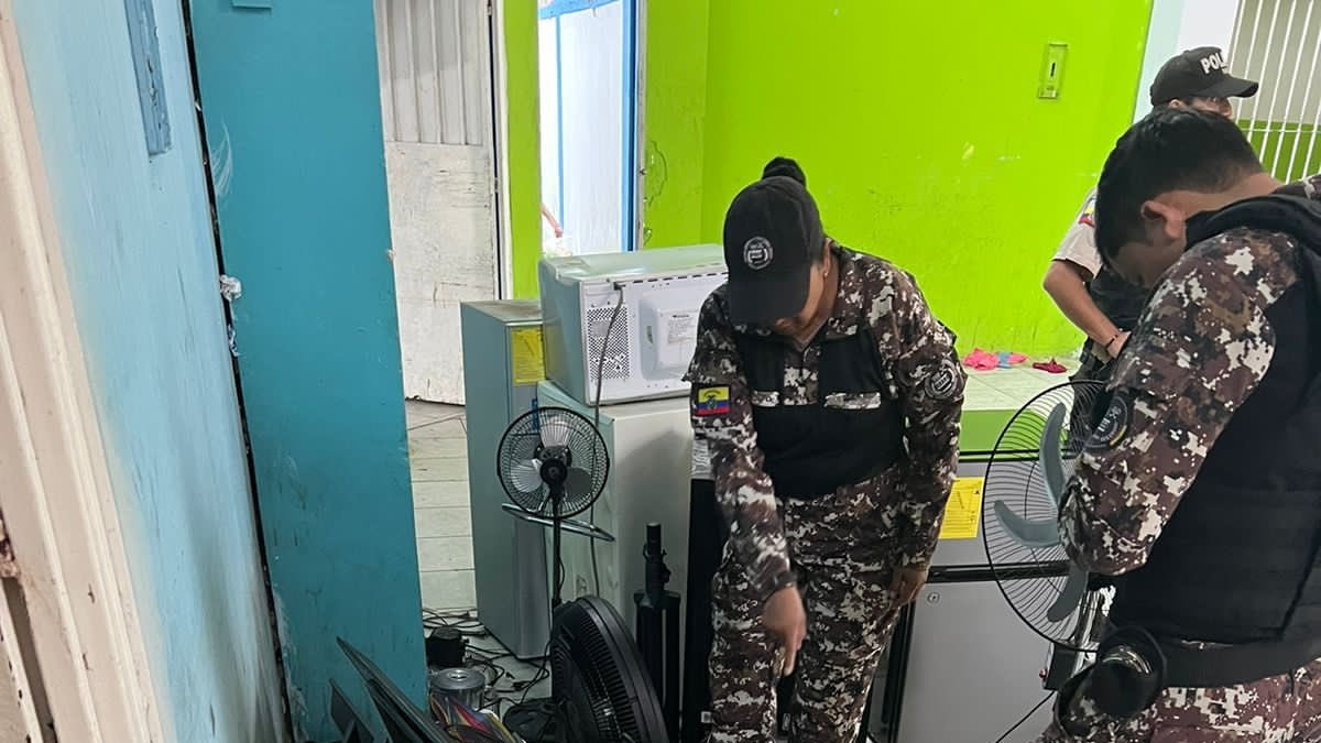 La fuerza pública encontró 18 televisores LED en las celdas de los reclusos del centro penitenciario.