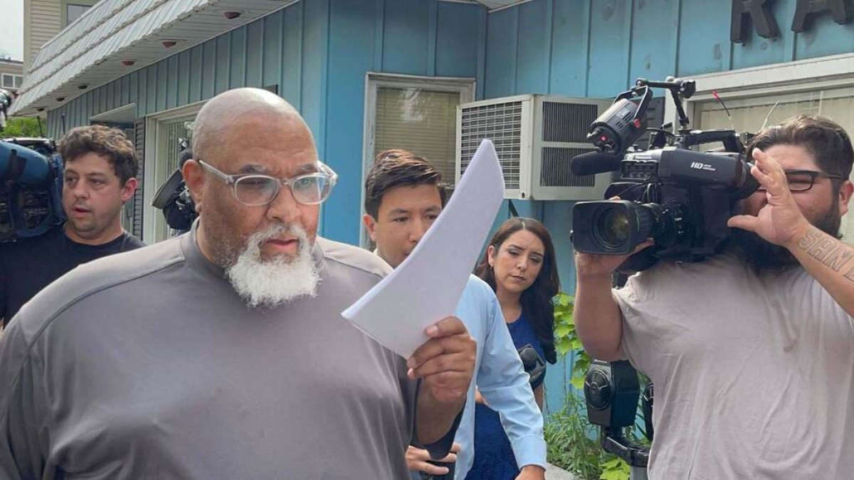 Cedric Lodge, de 55 años, tras ser acusado de robar restos de cuerpos humanos para su venta.