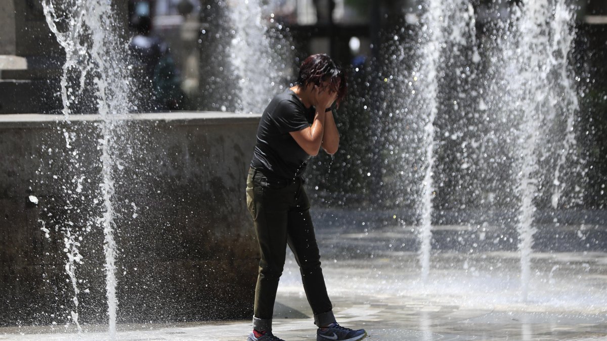 Una mujer se refresca en una fuente el 14 de junio de 2023, en la Alameda Central la Ciudad de México (México).
