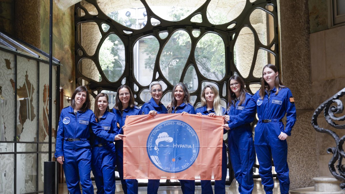 Integrantes de la misión simulada a Marte Hypatia I, integrada totalmente por astronautas mujeres, posan en la Pedrera antes de presentar los resultados de su experiencia.