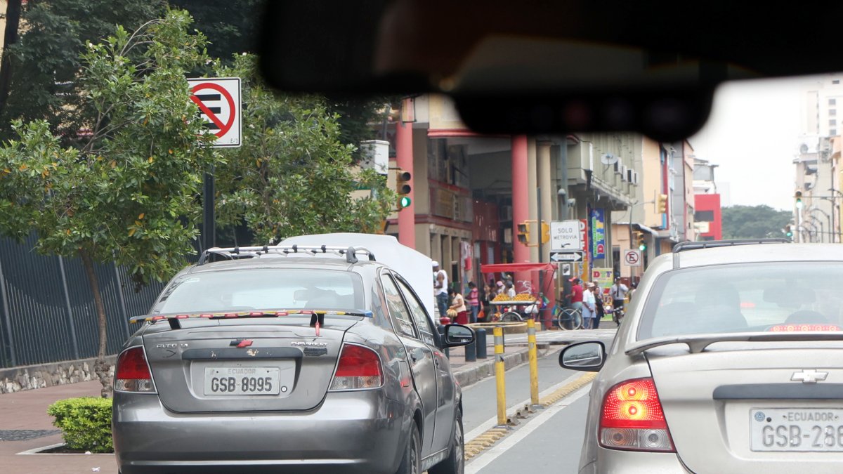 Carros parqueados en ciclovías del centro de la urbe, es un panorama muy recurrente.