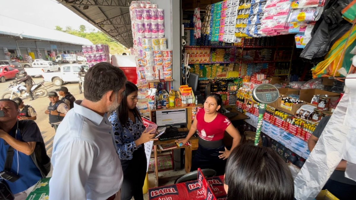 Control.- El gobernador del Guayas, Francesco Tabacchi, realiza un operativo en el mercado ubicado en Montebello, en Guayaquil.