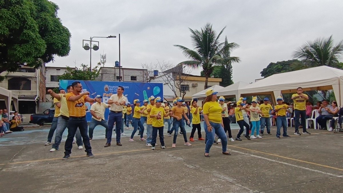 Los padres se divirtieron realizando diferentes actividades que prepararon sus hijos en los planteles educativos.
