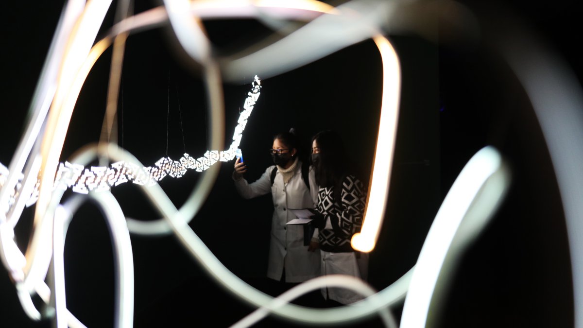 Pistas. Personas visitan la exposición ‘Allqa siempre allqa’ en el Centro Cultural de España, en La Paz (Bolivia).