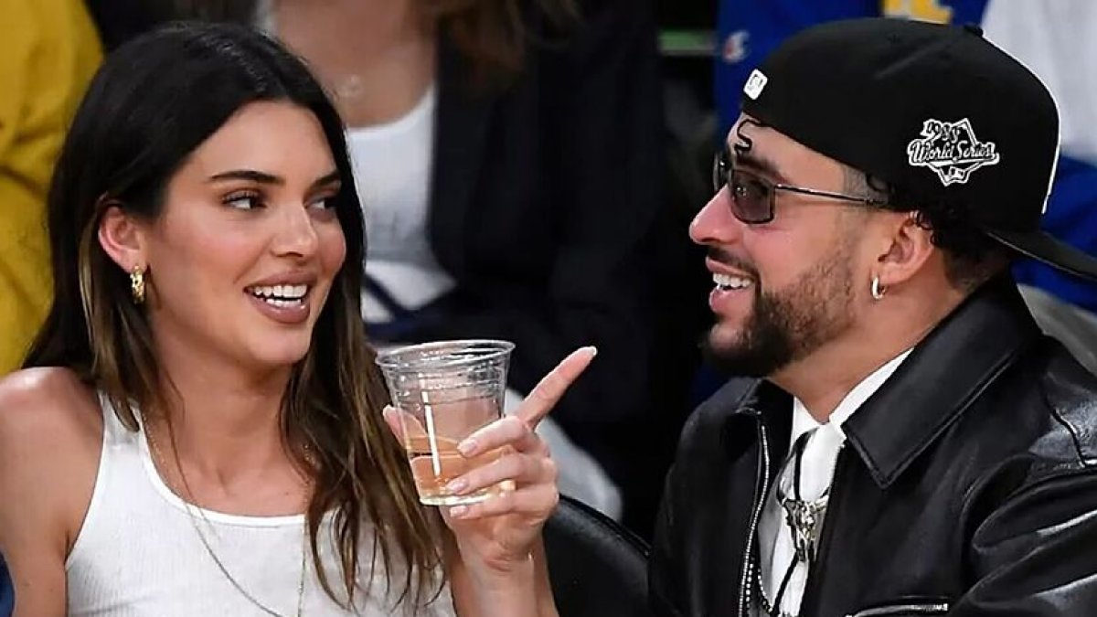 Kendall Jenner y Bad Bunny juntos en un partido de la NBA.