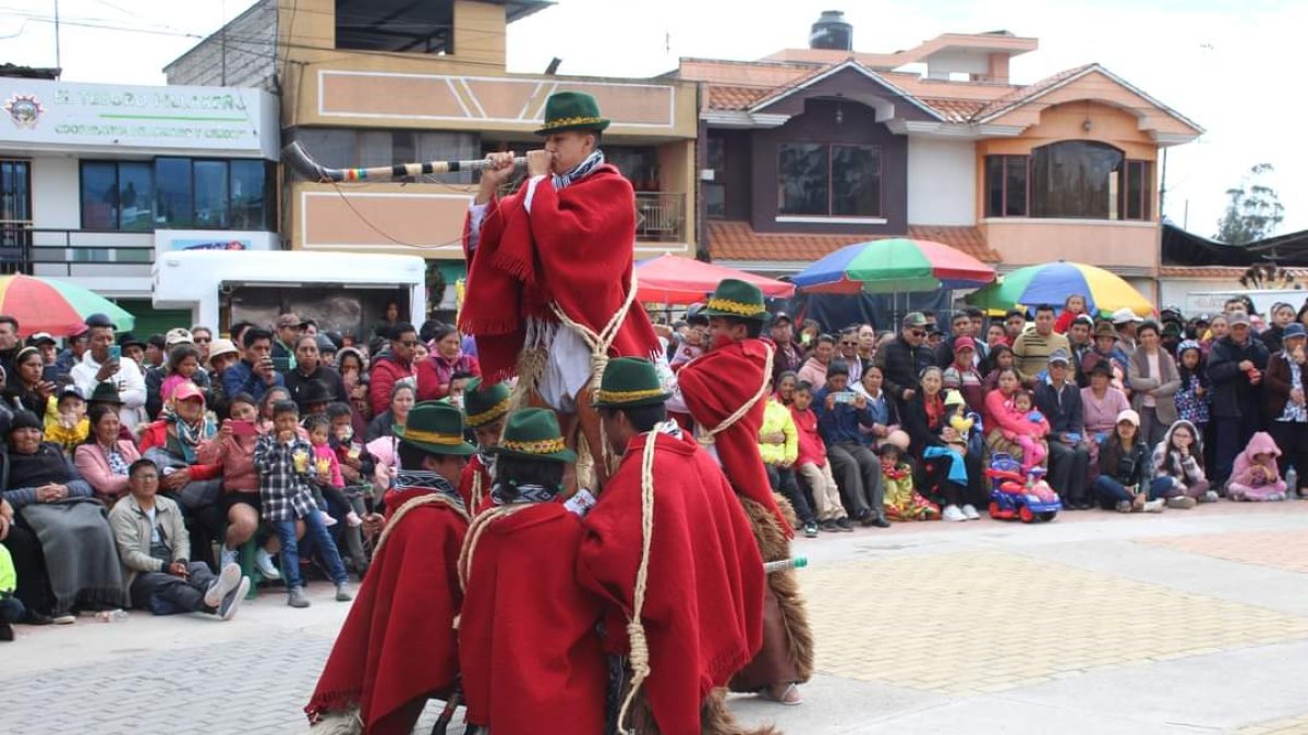Acto. Los hombres hacen sonar el tradicional churo durante la reciente presentación.