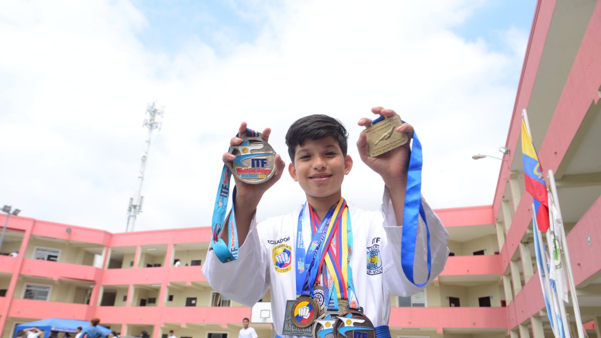 Nicolás Carrera muestra con orgullo algunas de las medallas que ha ganado en las diferentes competencias de taekwondo y kickboxing en las que ha participado.