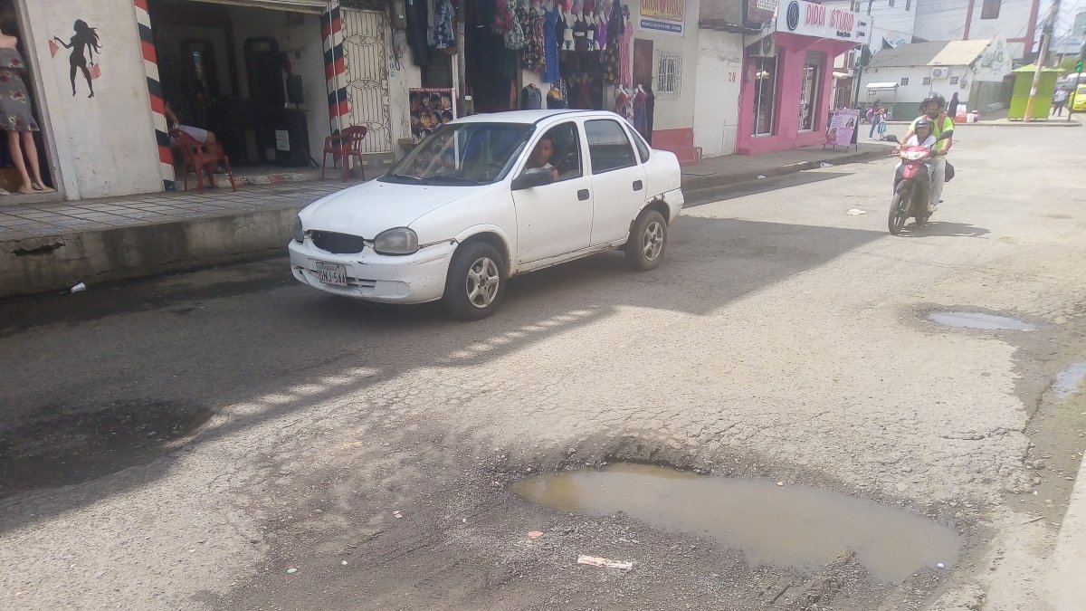 Entorno. Por meses, las calles del centro del balneario han permanecido repletas de huecos, grietas y agua.
