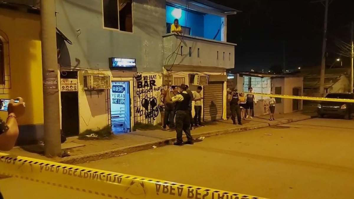 Operativo. La policía recorre escena del crimen en busca de evidencias.