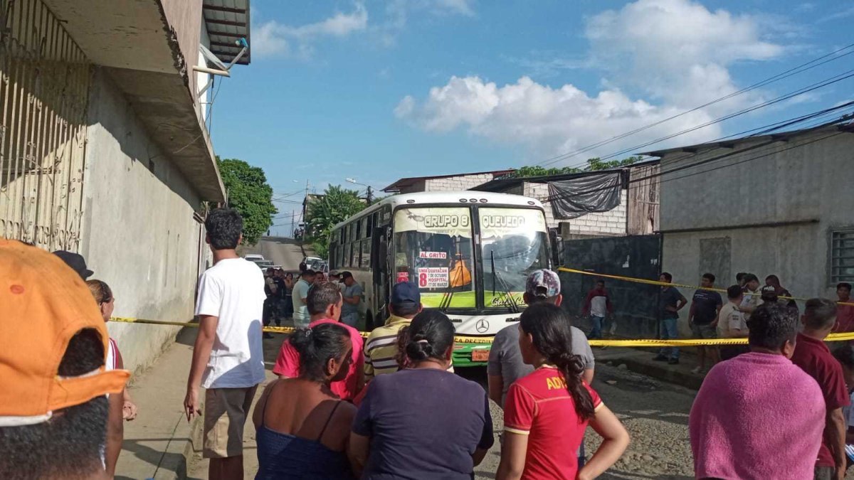 Los agentes recopilan información para dar con los responsables de este asesinato.