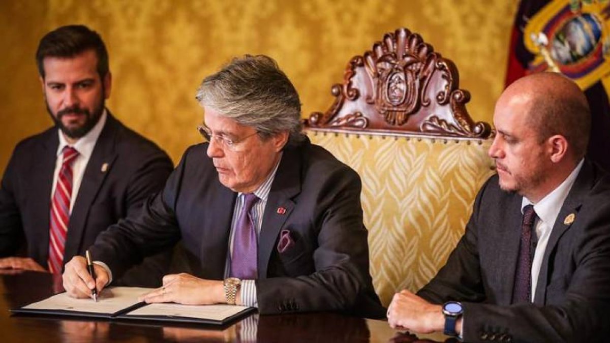 El presidente Guillermo Lasso emitió los decretos ley hace casi un mes.