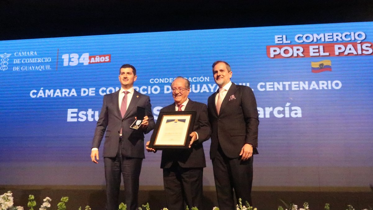 Estuardo Sánchez (centro) recibió la condecoración Cámara de Comercio de Guayaquil Centenario.