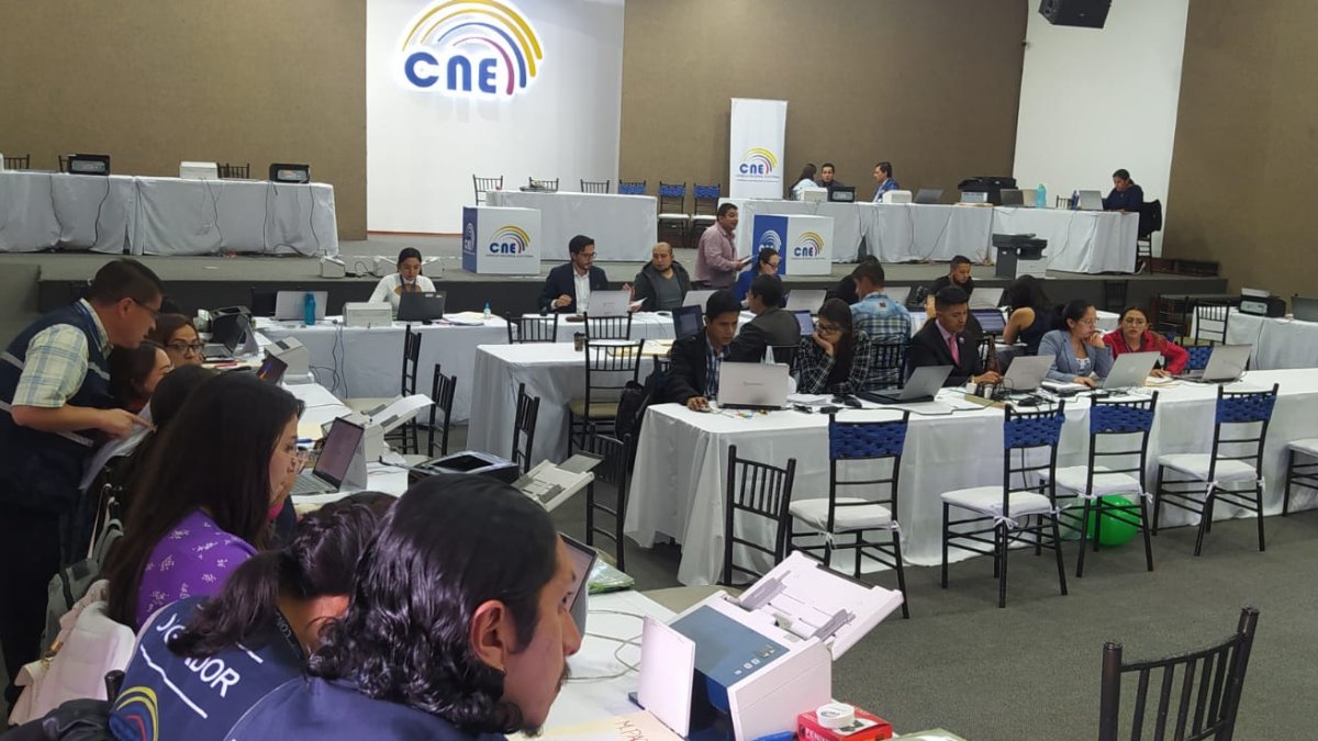Los equipos técnicos del CNE revisan la información presentada por las organizaciones políticas en la inscripción de candidatos nacionales.