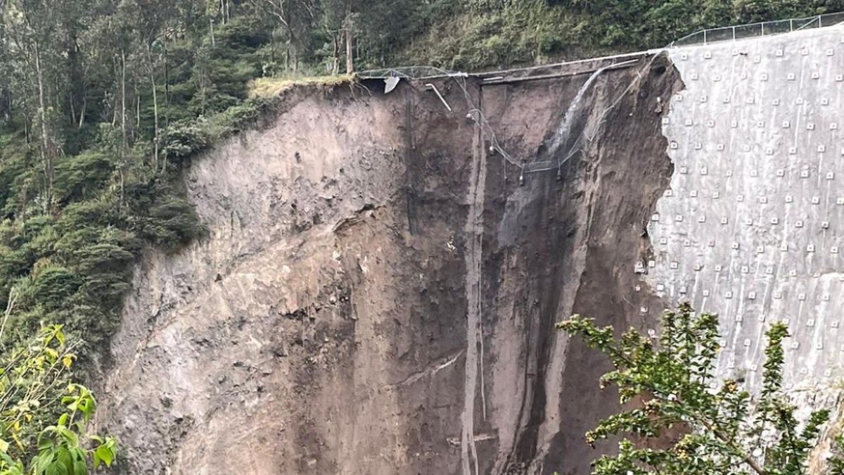 Emergencia. Un derrumbe se registró en la avenida De Los Conquistadores, la mañana de este sábado 17 de junio.