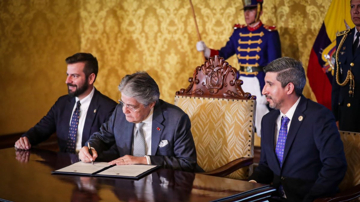 El presidente de la República, Guillermo Lasso, suscribió el decreto ley tributario tras la muerte cruzada.