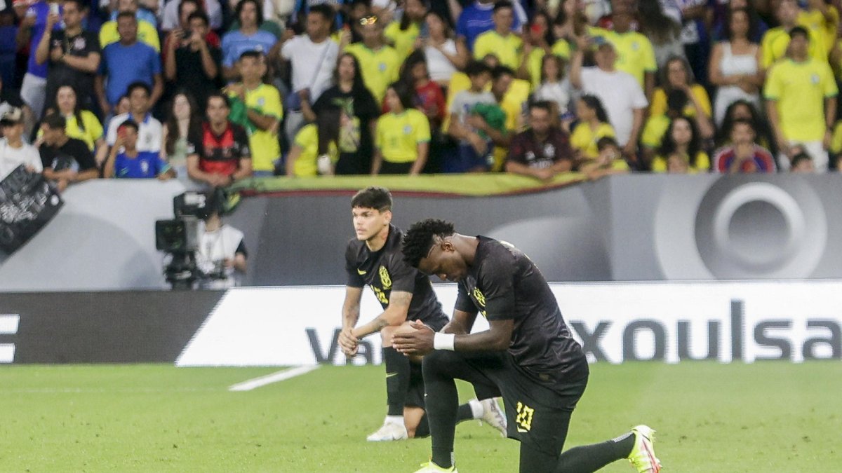 El delantero de Brasil Vinícius Júnior durante el minuto de silencio con la camiseta y los pantalones de color negro dentro de la campaña de concienciación contra el racismo promovida la Confederación Brasileña de Fútbol (CBF).