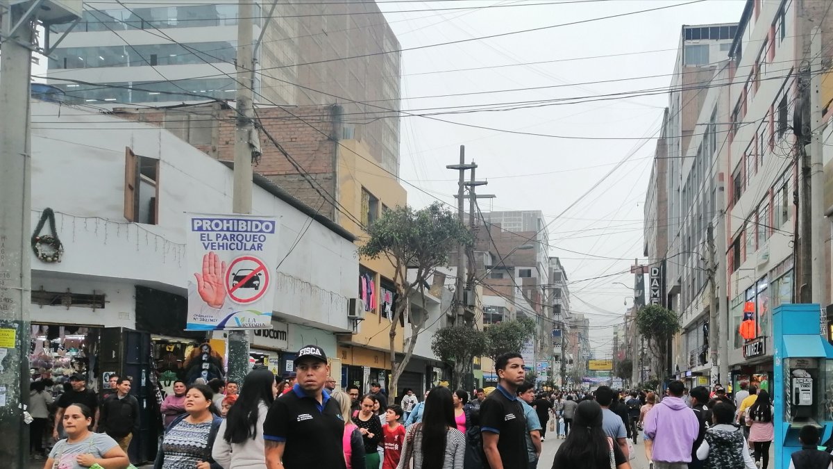 Decenas de clientes de varios países acuden cada día a Gamarra a comprar ropa.