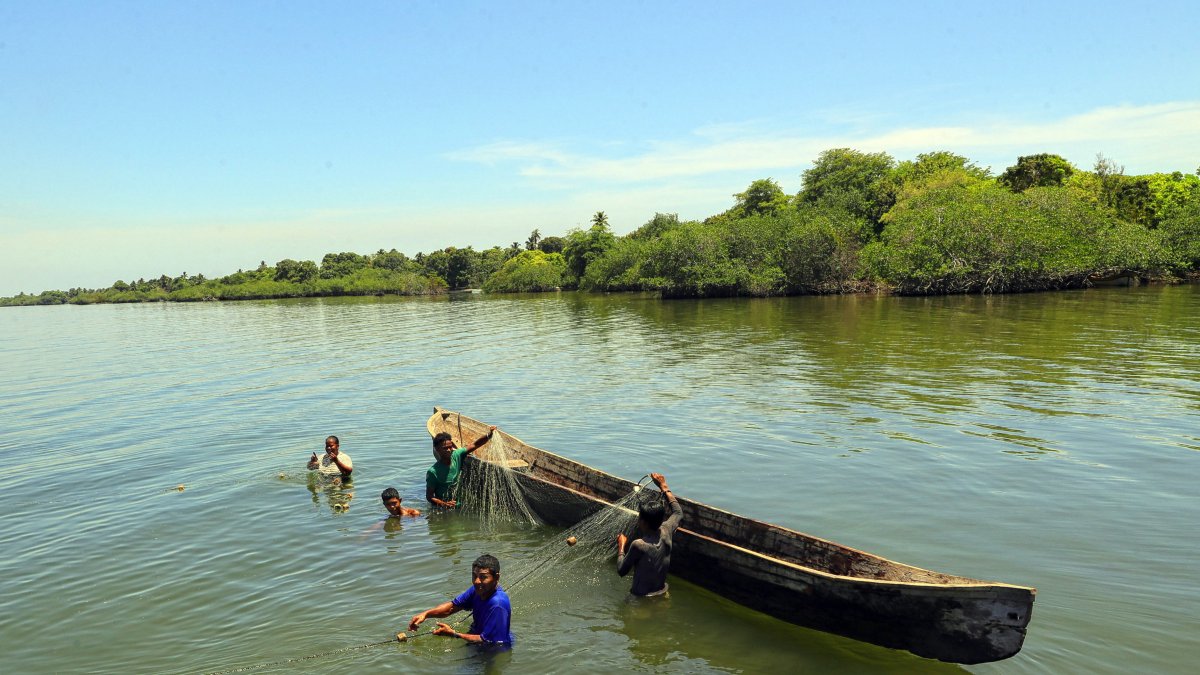 Indígenas de la etnia Miskita ubican redes de pesca