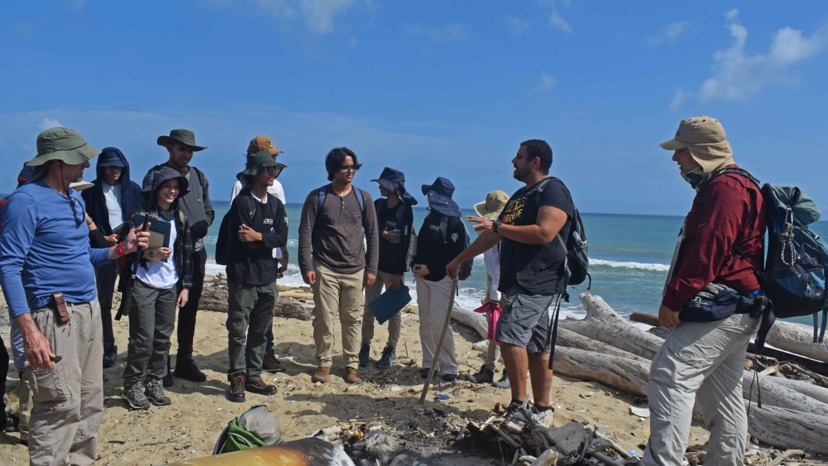 Los geólogos investigadores Felipe Lamus (d) y Nelson Rangel (2d) analizan junto a un grupo de colaboradores muestras recolectadas en las playas del Caribe colombiano