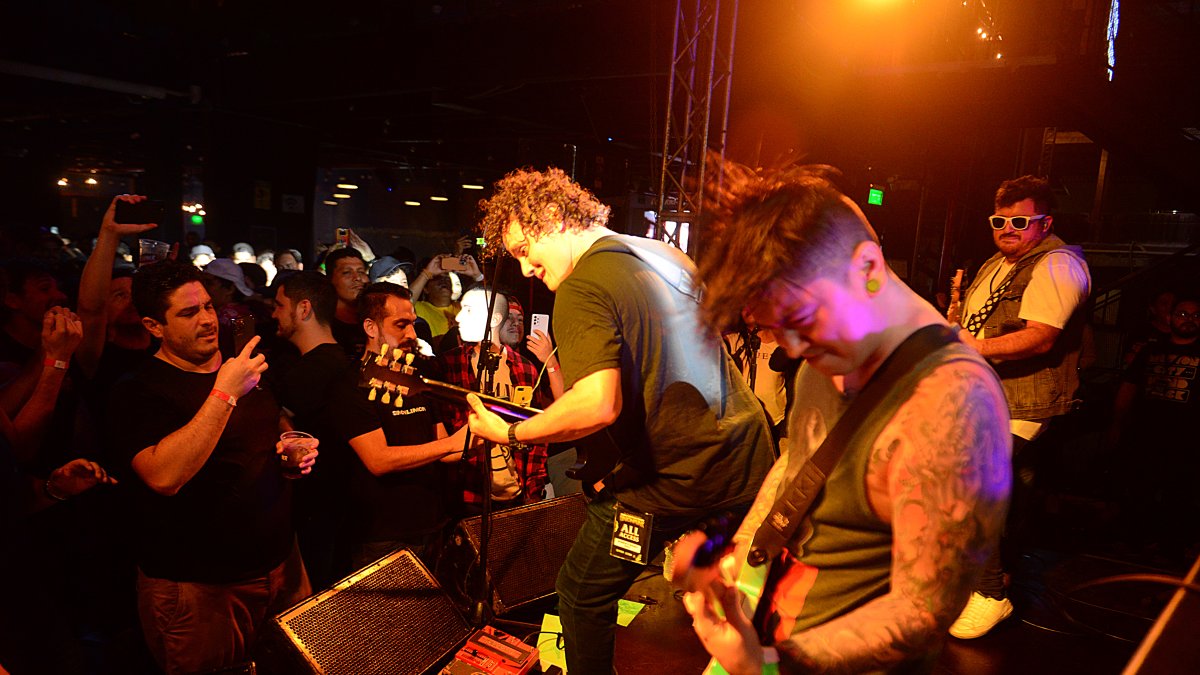 Festejos. Decenas de personas se juntaron para corear las canciones con las bandas en vivo.