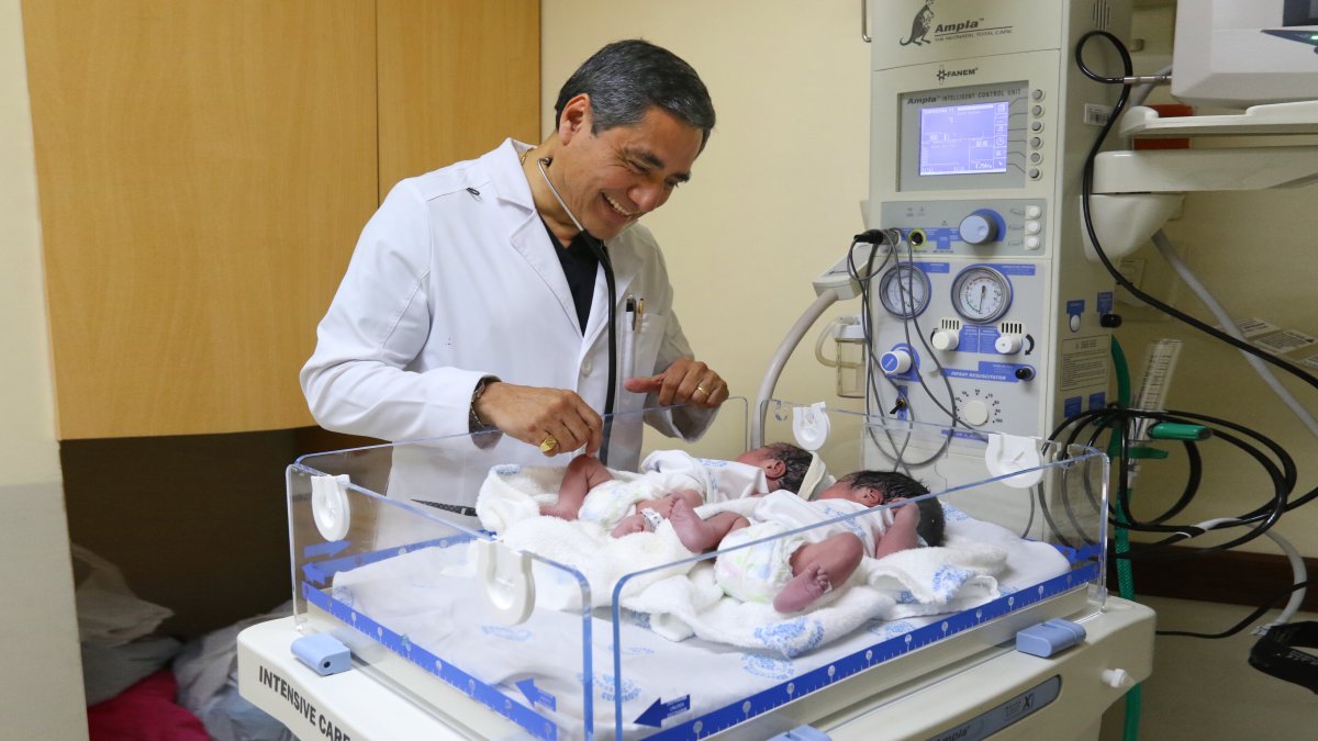 Labor. El doctor Eduardo Bauer ha traído al mundo a más de 10.000 guayaquileños en 26 años de carrera profesional.