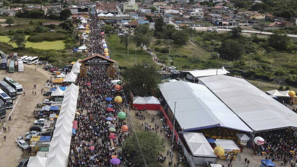 Actividad. Miles llegan al Alto de Moura para los festejos de San Juan.