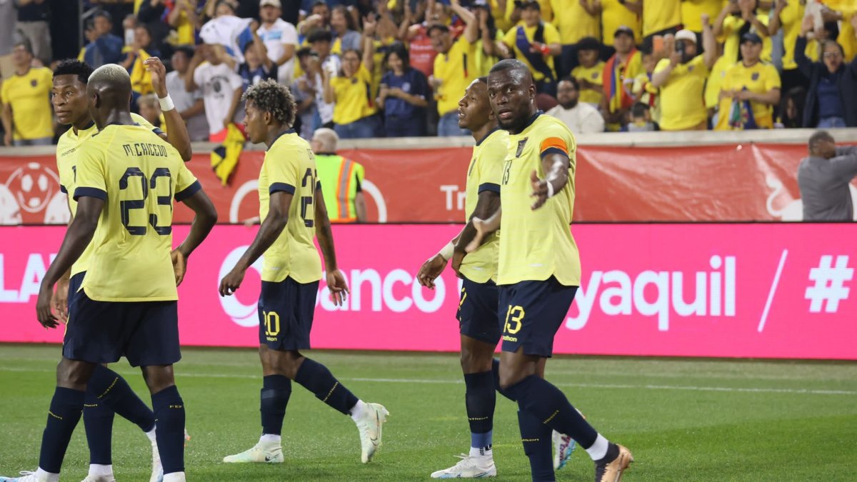 Valencia (d) sumó su gol número 39 con la selección de Ecuador.