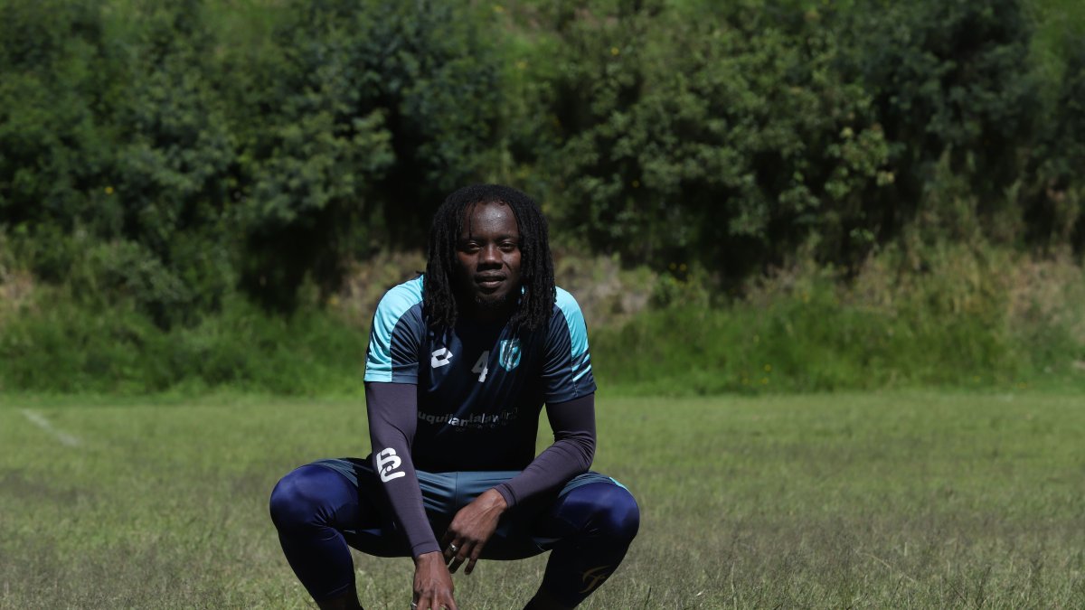 Juan Carlos Paredes empezó como delantero, pasó a extremo, lateral y ahora es volante en el Cumbayá, equipo del que es el capitán.