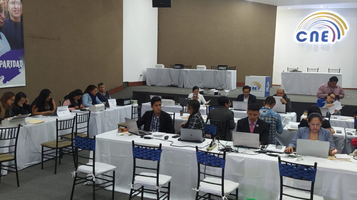 En el Consejo Nacional Electoral los equipos técnicos revisan la documentación presentada por los partidos y movimientos.