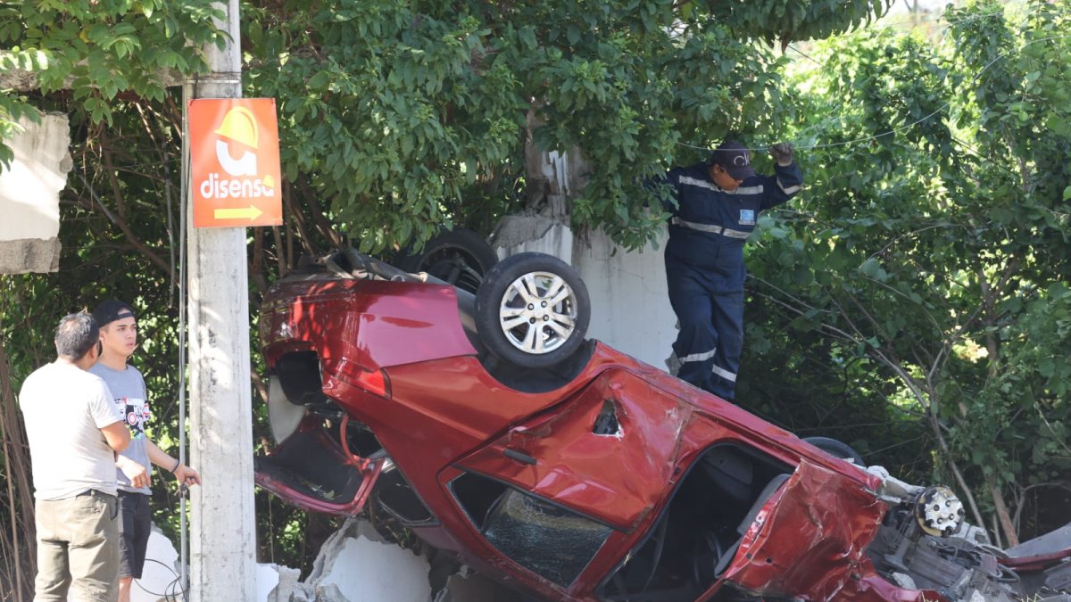El vehículo quedó destrozado luego del incidente