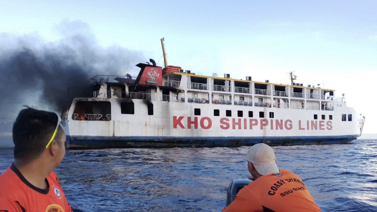 Al menos 120 personas, entre ellas 55 tripulantes y 65 pasajeros, estaban a bordo del buque que se incendió.