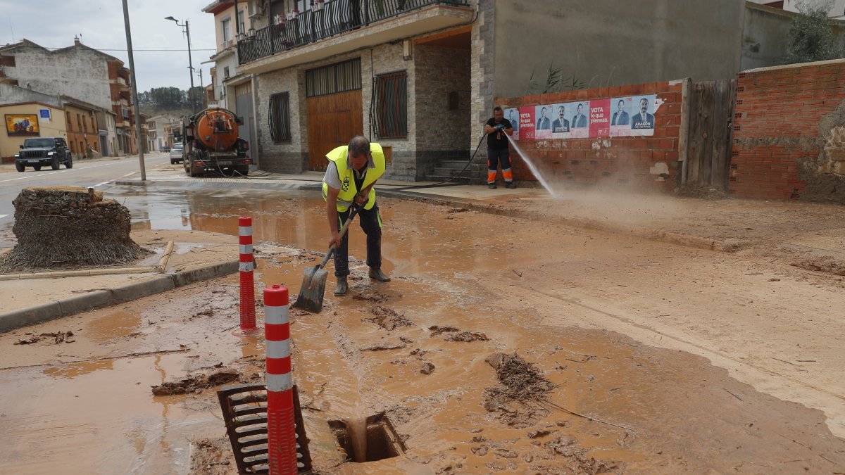 Limpieza de barro tras el aguacero en la localidad zaragozana de Quinto de Ebro, en Zaragoza.