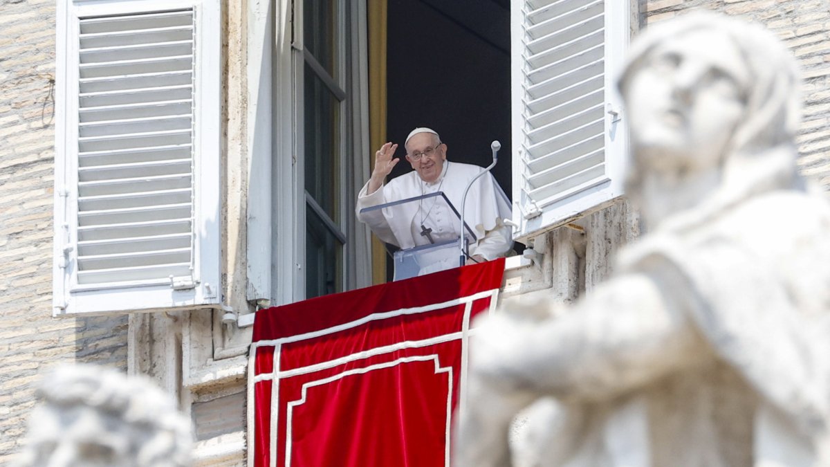 El papa Francisco reapareció este domingo para presidir el rezo del Ángelus desde la ventana del Palacio Apostólico.