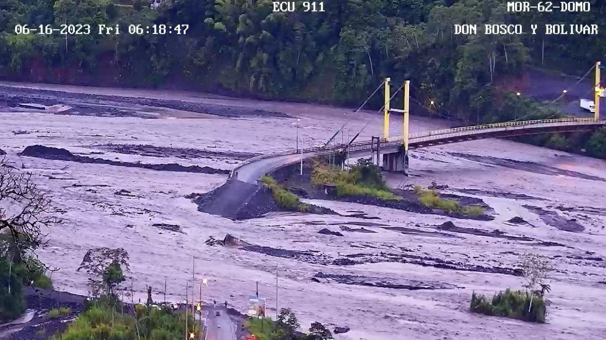 Daños. El desbordamiento del río Upano en Morona dañó el puente.
