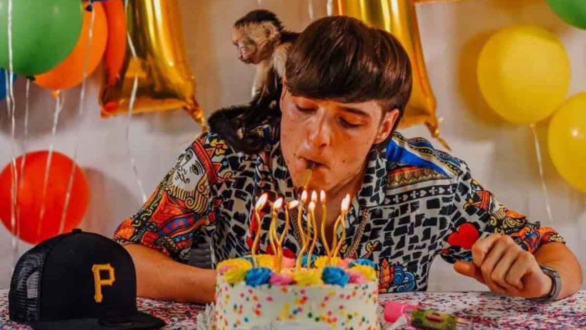 Peso Pluma en el momento en que soplaba las velas de su torta.