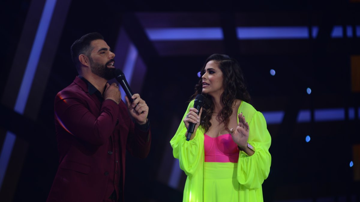 Los presentadores Ronald Farina y Valeria Gutiérrez.