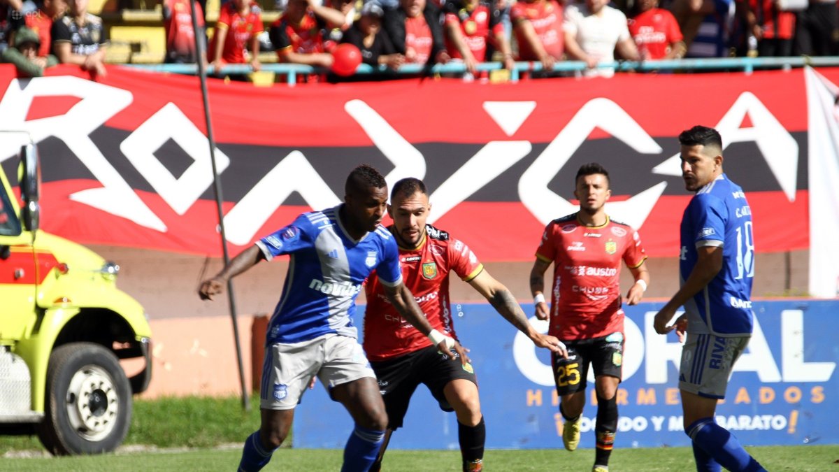 Miller Bolaños (i) protege un balón junto a la marca de Lucas Mancinelli.