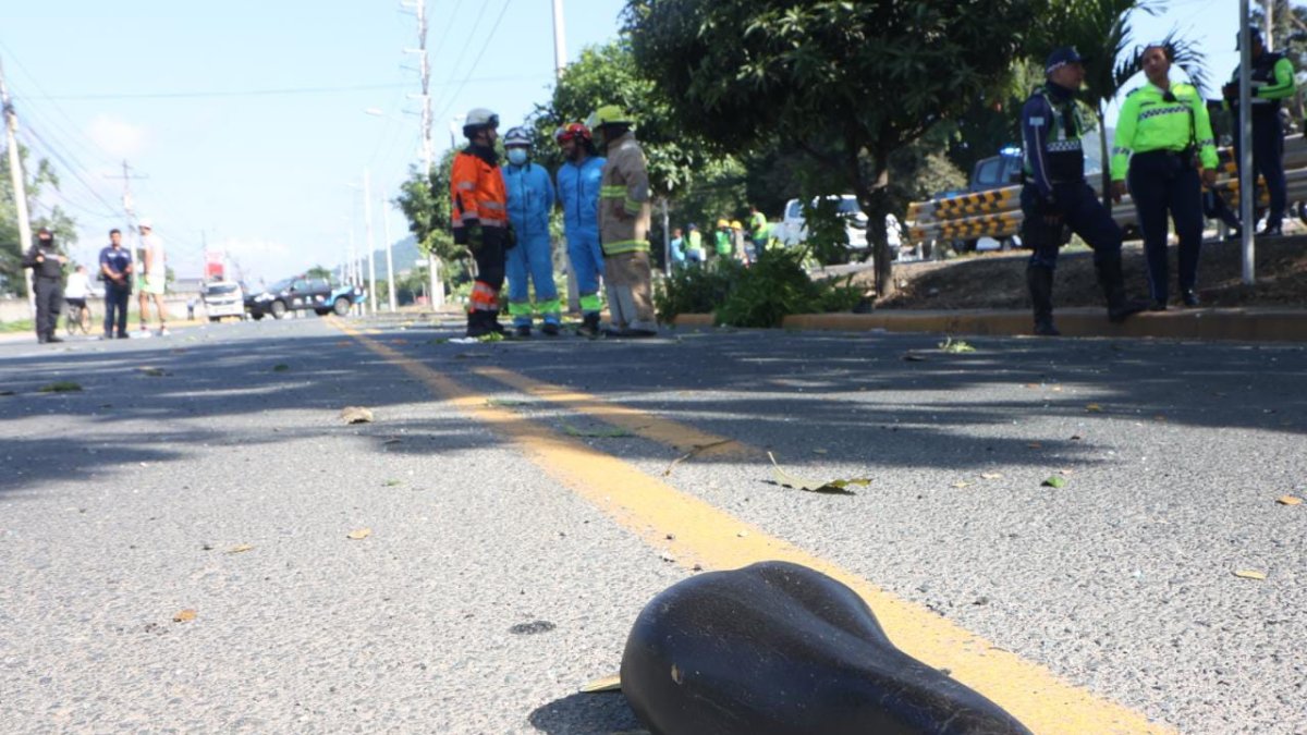 La montura de la bicicleta quedó en media vía, como evidencia del siniestro