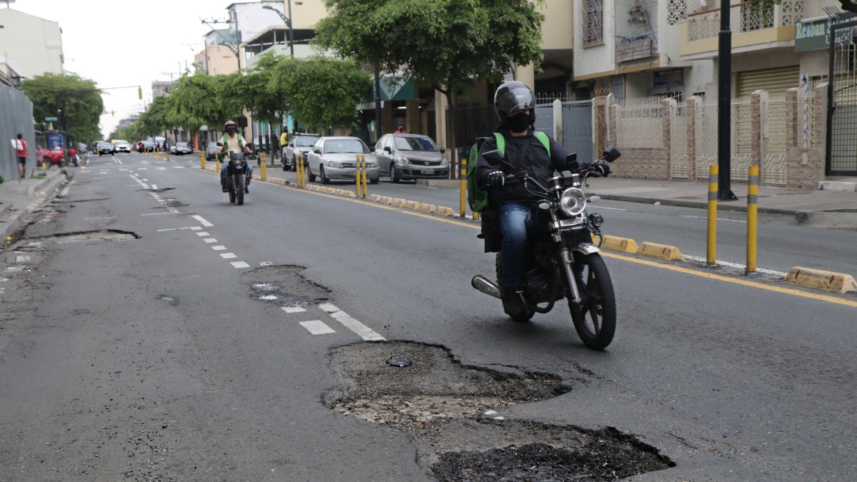 Calles. La calidad del asfalto utilizado en el país está en duda por los baches que se generan al poco tiempo.