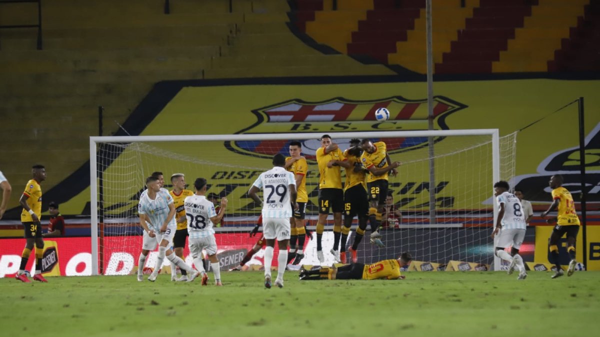 Un rebote en el poste del arco le dio el primer gol a Universidad Católica