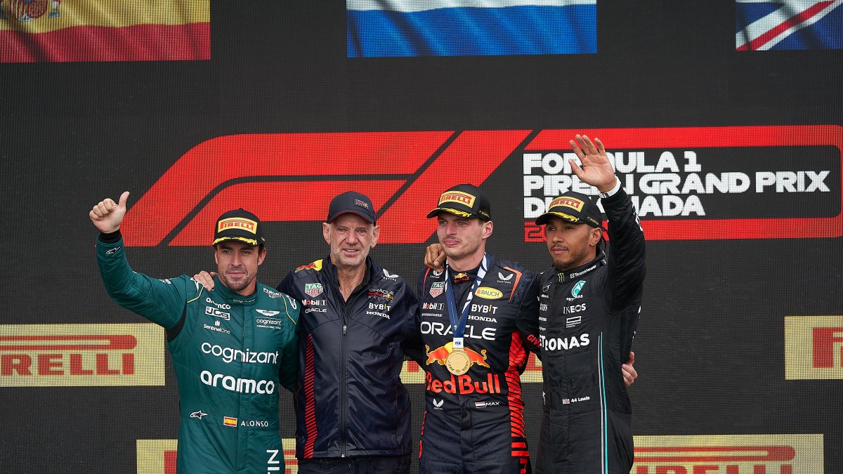 Max Verstappen (c) en el podio junto a Fernando Alonso (i) y Lewis Hamilton (d).