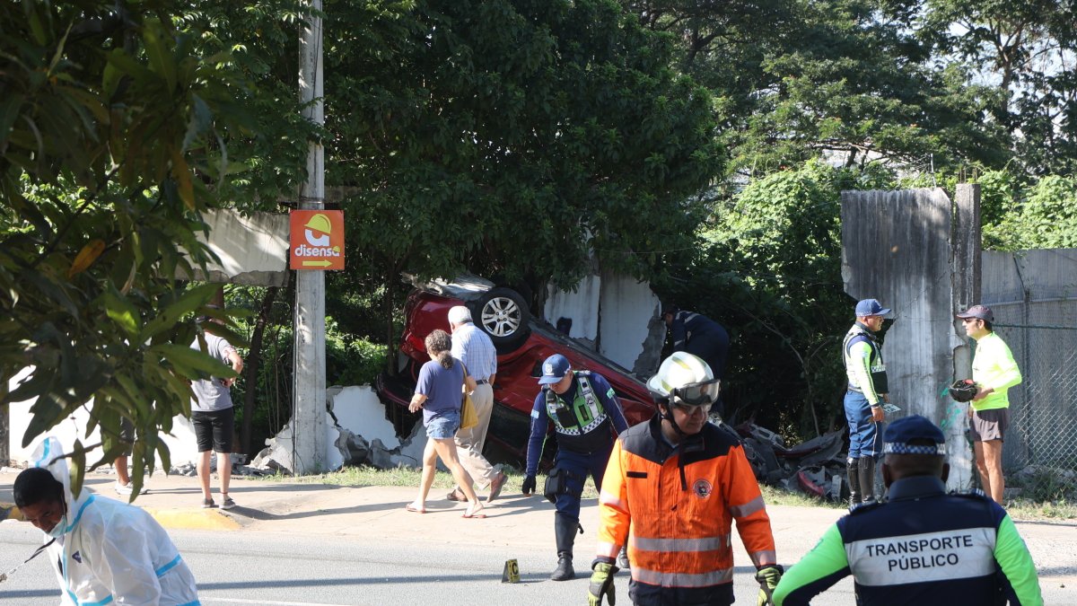 El vehículo quedó volcado a un lado de la vía