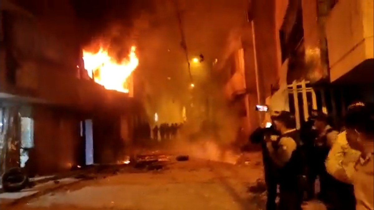 Daños. Dos casas incendiadas son parte de las consecuencias de un enfrentamiento entre vecinos y posibles delincuentes.