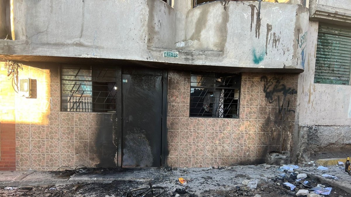 En 2023 un grupo de personas quemó una vivienda en la que vivía alias 'La Pastora'.