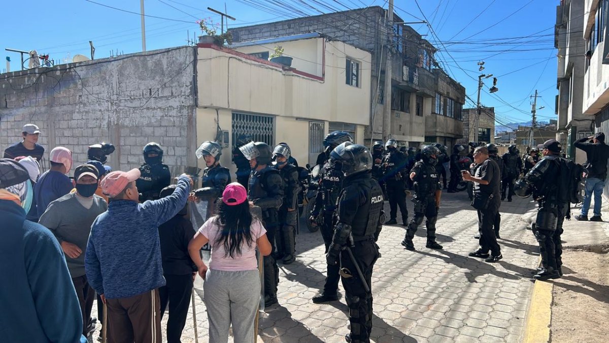 Uniformados dialogaban con habitantes del Comité del Pueblo, en Quito.