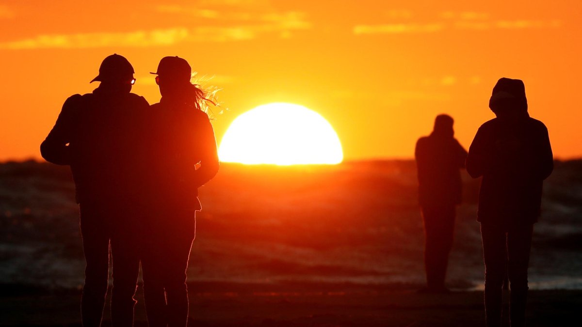 En la imagen de arrchivo, un grupo de personas disfruta del atardecer en el mar Báltico en Liepaja, Letonia.
