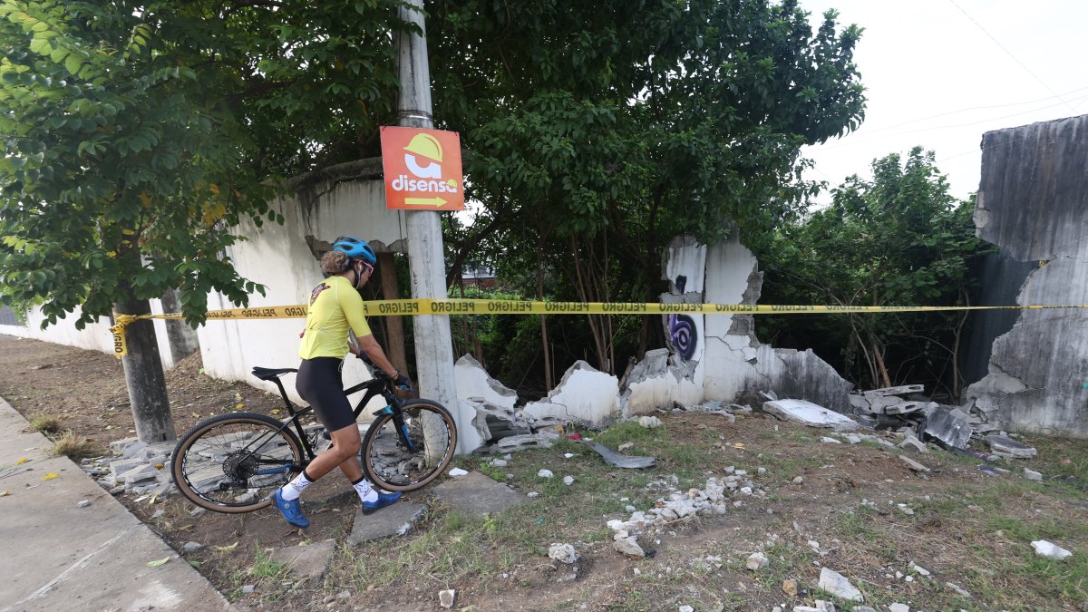 Ciclistas pasan cerca del sitio donde se registró el siniestro