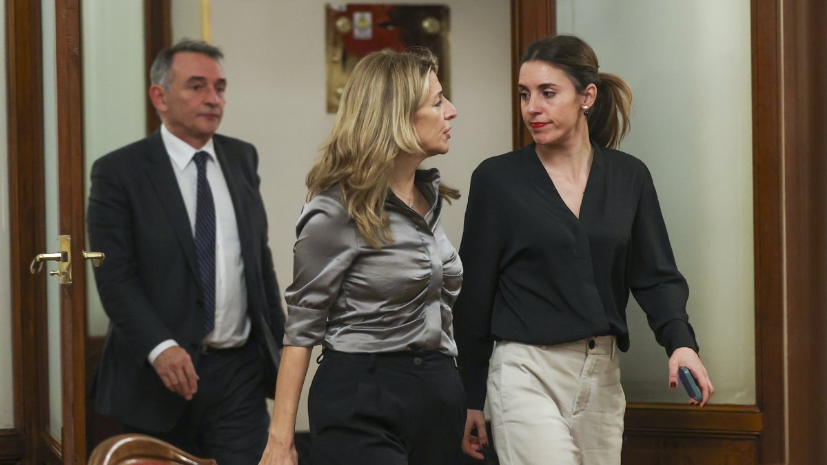 La ministra española de Trabajo y líder de Sumar, Yolanda Díaz (centro de la imagen), junto a la ministra de Igualdad, Irene Montero, de Podemos, en una imagen de archivo