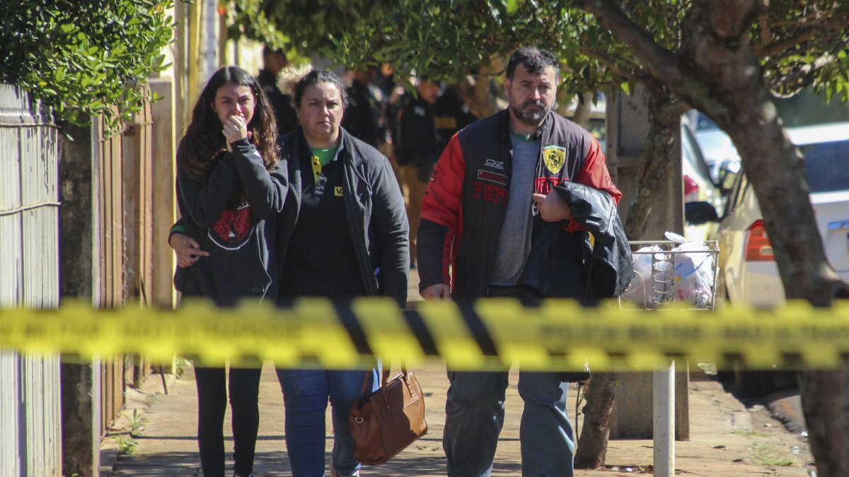 Familiares se lamentan hoy lunes 19 de junio de 2023  a la entrada de la escuela pública donde se presentó un ataque con arma, en Cambé, en el estado de Paraná (Brasil).  